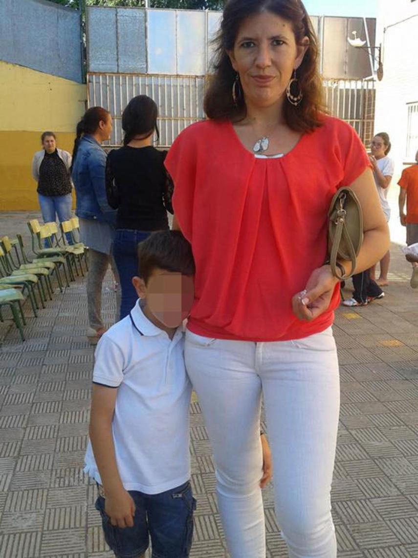 Rocío junto a uno de sus hijos