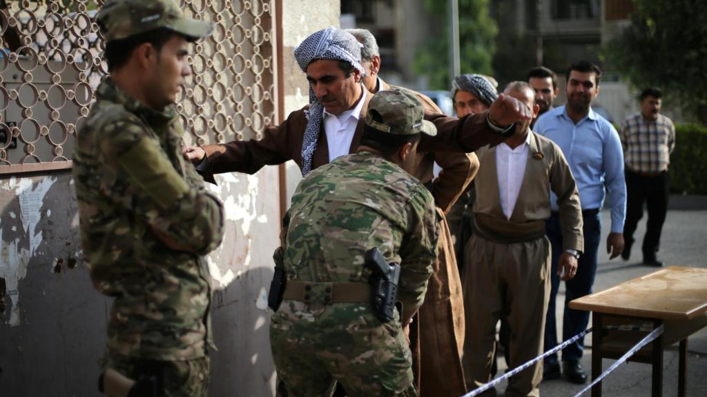 Seguridad en las colas de entrada a para votar.