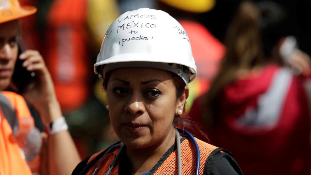 Mujer con un casco de ánimo.