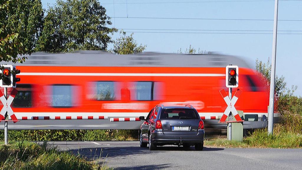 tren coche paso a nivel