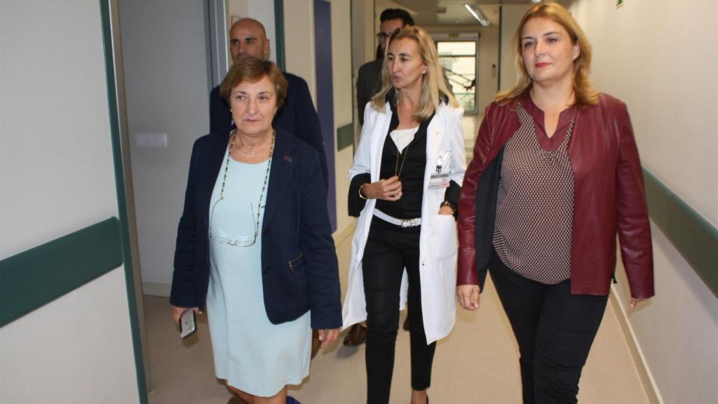 La consejera y la delegada de la Junta visitan a los afectados en el hospital.
