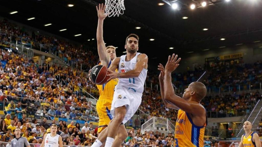 Campazzo intentando realizar un pase ante dos defensores