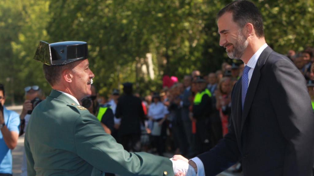 El general Martín Alonso saluda al rey Felipe.