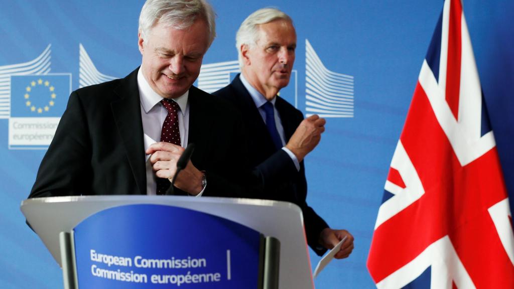 Los negociadores del 'brexit', David Davis y Michel Barnier