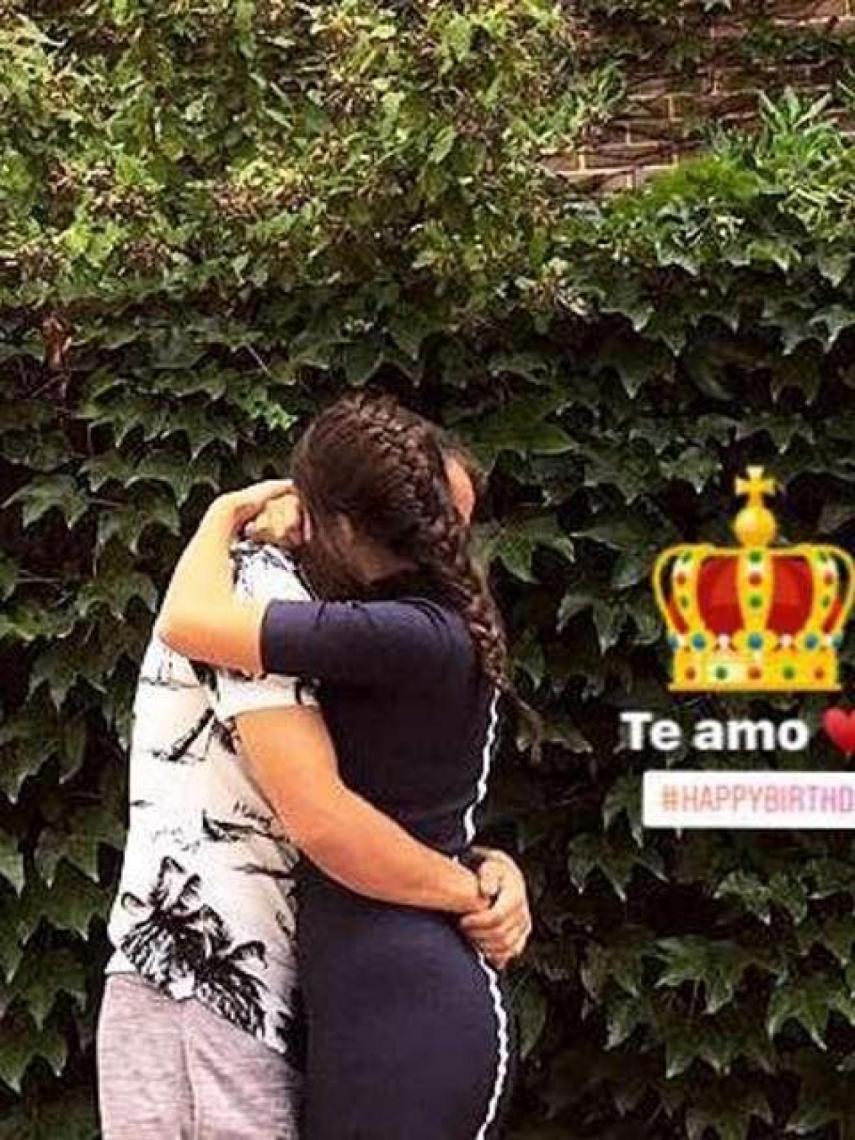 Florencia felicitó a su novio por su cumpleaños.