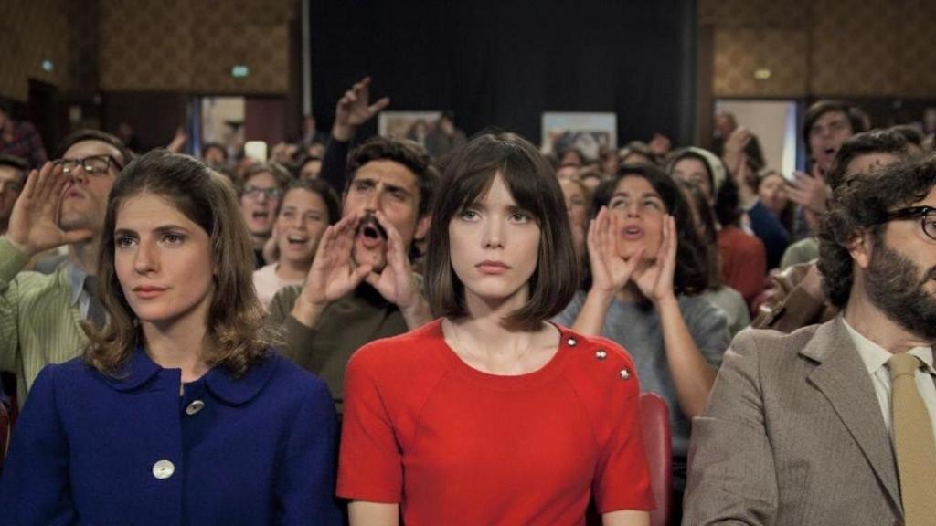 Anne sufriendo los abucheos del público a Godard.