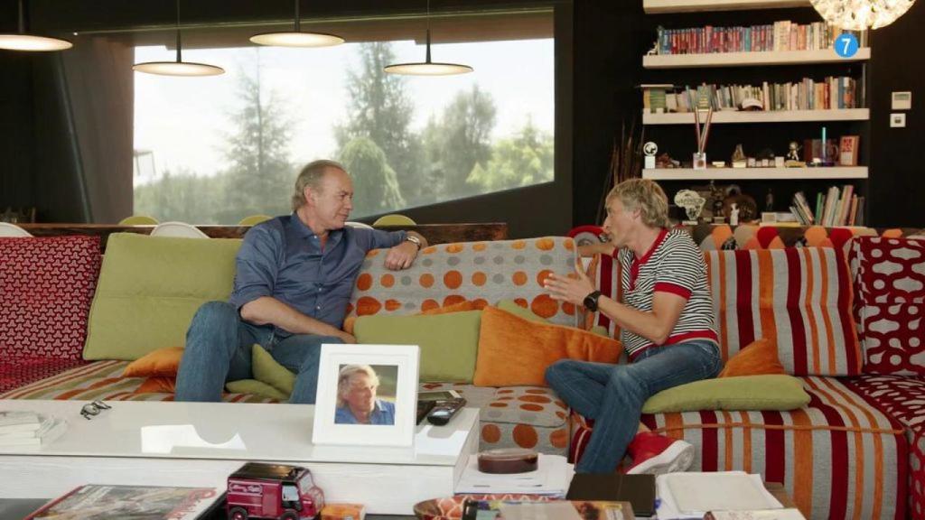 Un momento de la entrevista en el sofá de su casa.