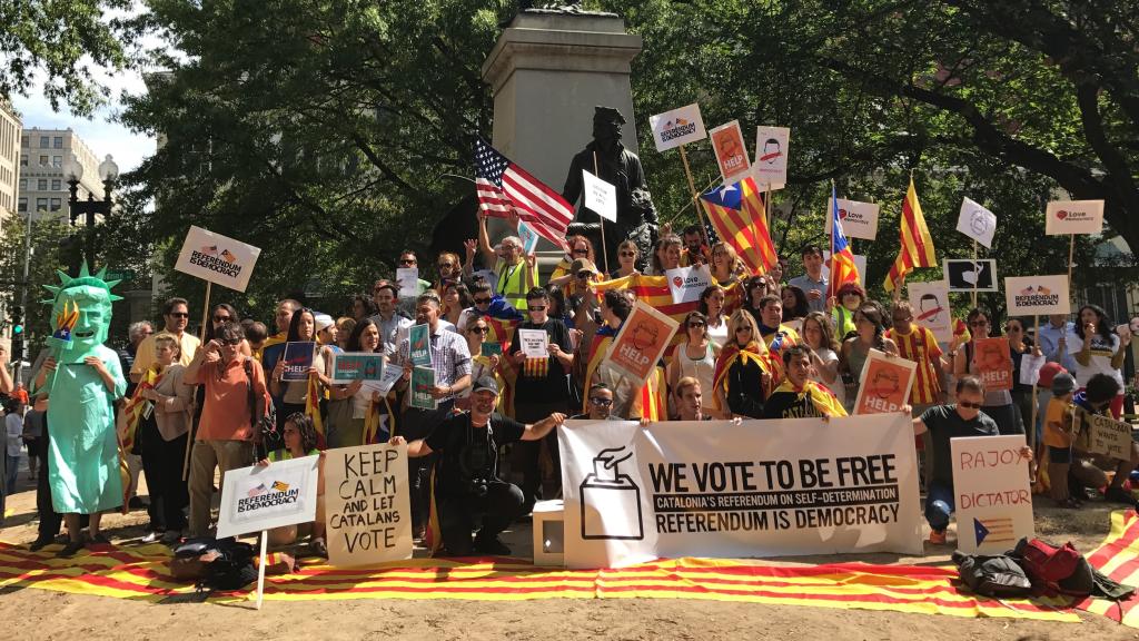 Los manifestantes frente a la Casa Blanca.