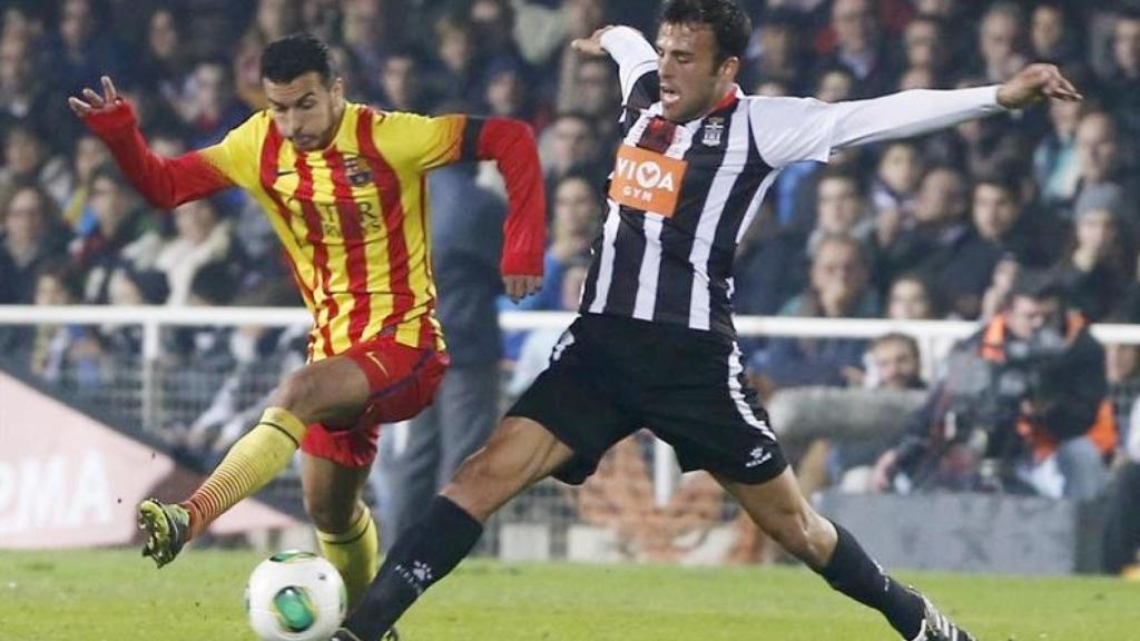 Pedro, con la camiseta de la senyera del Barcelona, en la visita de los culés a Cartagena en 2013.