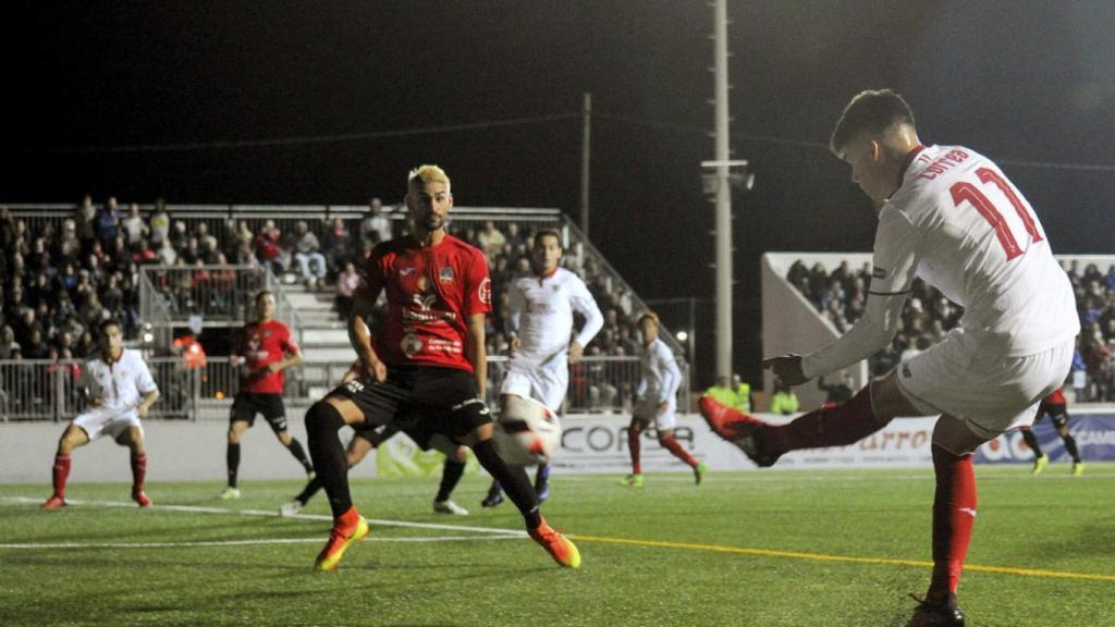 Correa busca un centro en el Formentera - Sevilla de hace un año en Copa.