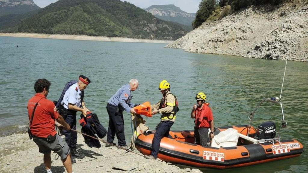 Un motorista vio el kayak de pareja desaparecida pinchado y con tres piedras.