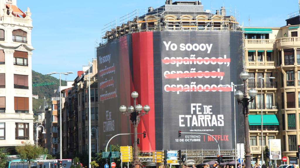 Lona de 'Fe de Etarras' en San Sebastián, este miércoles