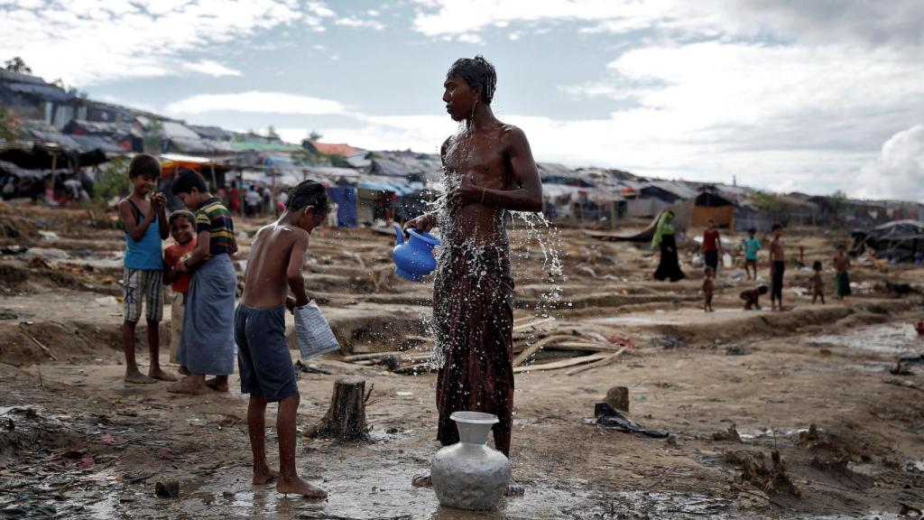Refugiados esperan a recibir ayuda en Cox's Bazar
