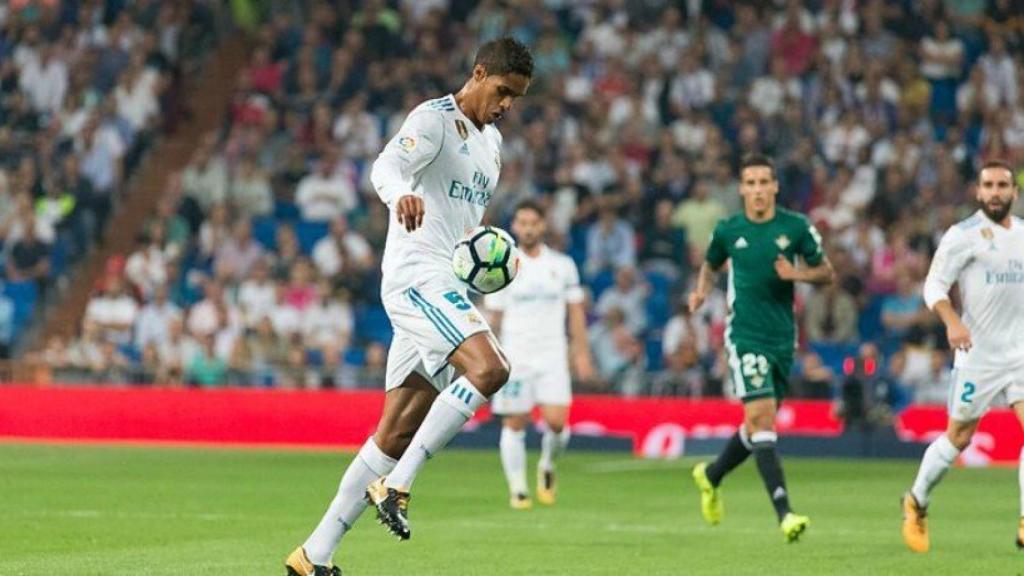 Raphael Varane sostiene el esférico. Foto: Pedro Rodríguez / El Bernabéu
