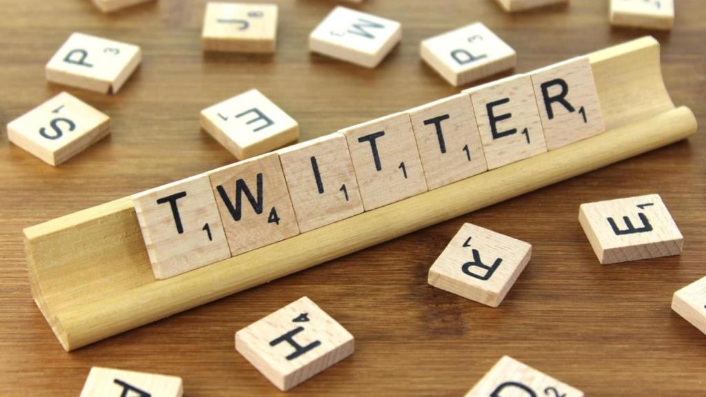 Composición de la palabra Twitter en el juego Scrabble.