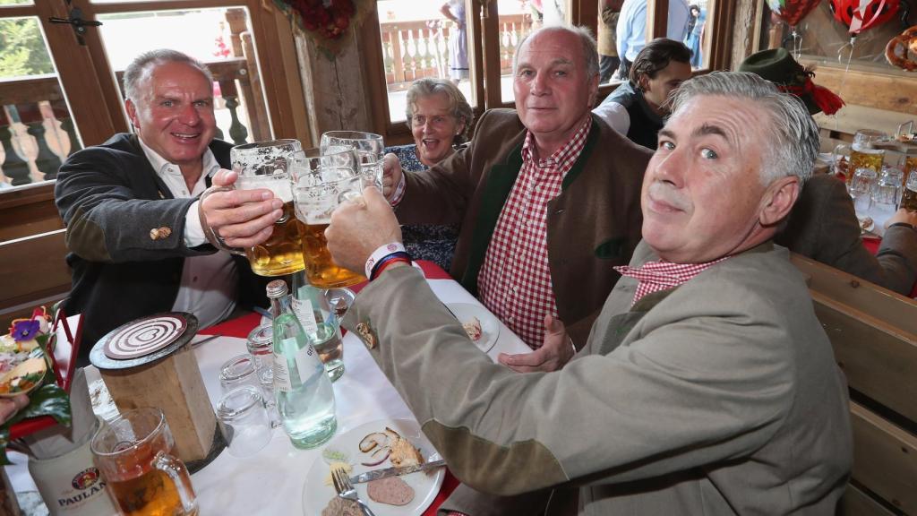 Rummenigge (i), Hoeness (c) y Ancelotti (i).