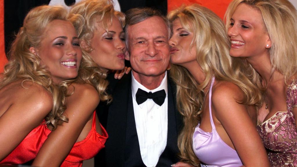 Hugh Hefner siempre estuvo muy bien rodeado en su mansión.