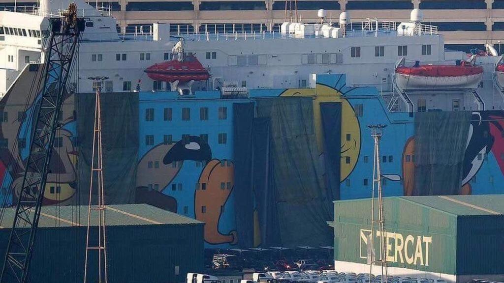 La Warner pidió que se taparan los dibujos que lleva el barco