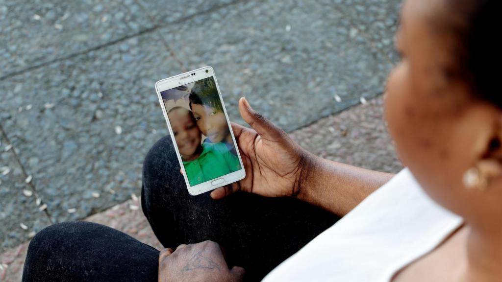 Oumo mira la fotografía de su hijo.