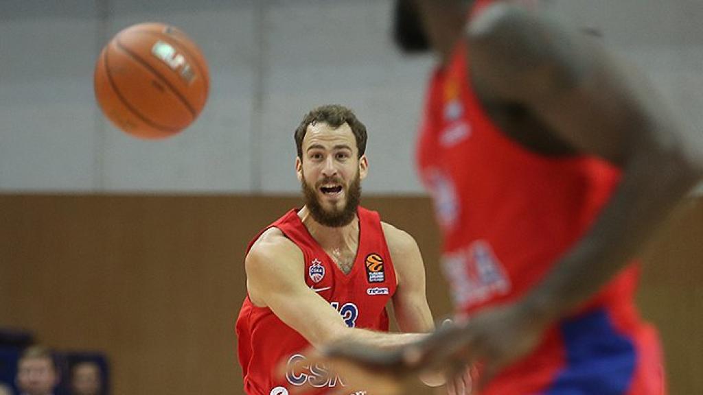 Sergio Rodríguez da un pase durante su debut con el CSKA.