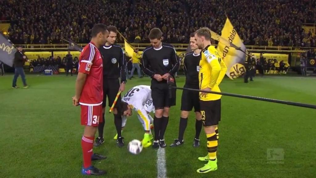 El curioso ritual del portero del Dortmund