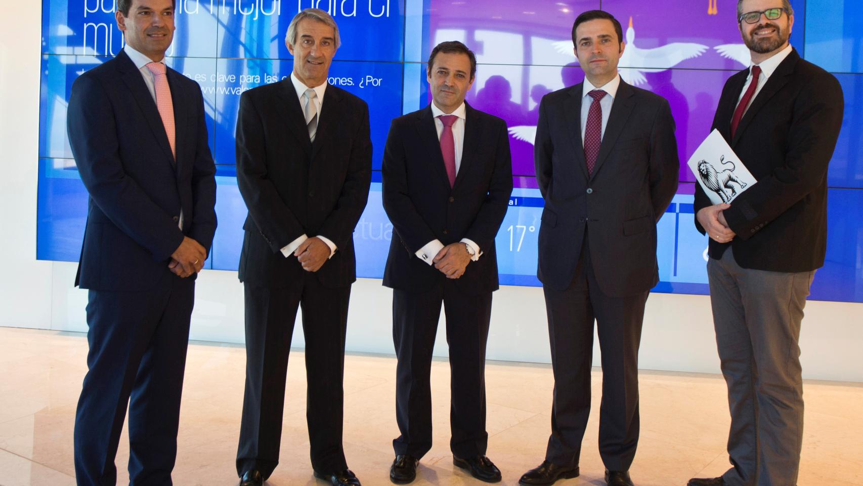 Las constructoras no temen ser 'uberizadas', pero Tesla las pone en alerta