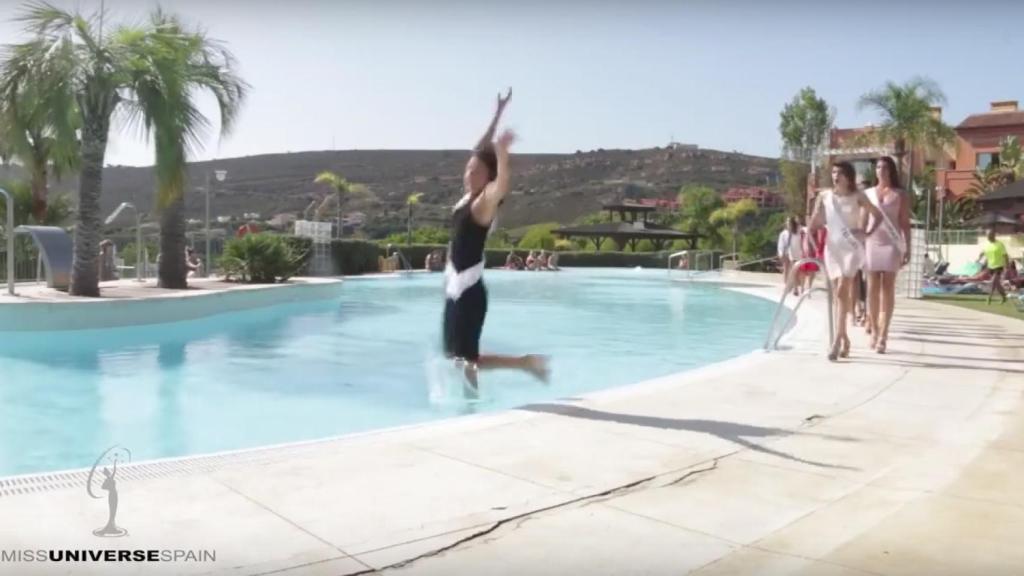 Una candidata a Miss Universo se cae a la piscina en pleno desfile