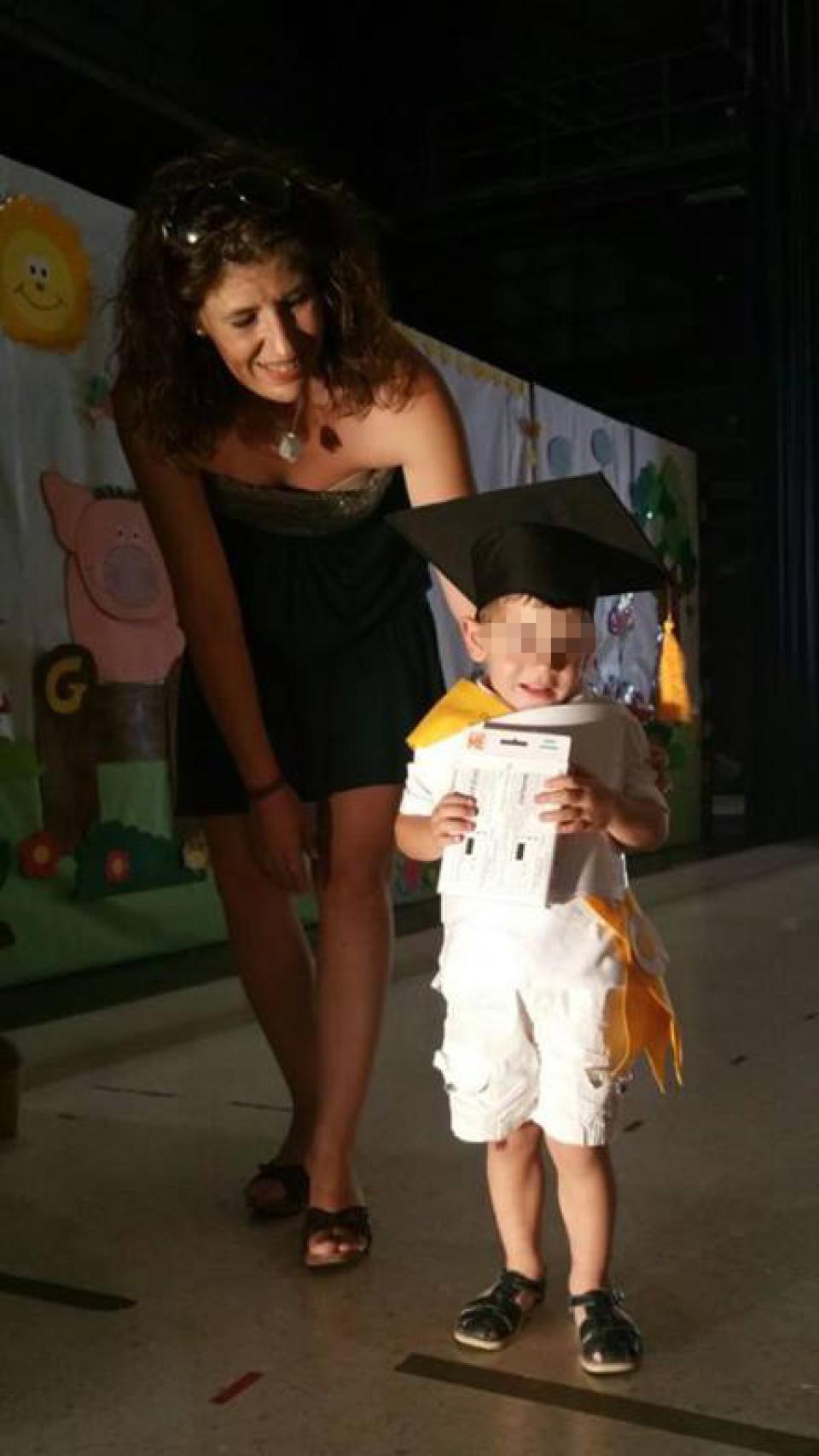 La madre Rocío junto a uno de sus pequeños durante la graduación en la Escuela Infantil