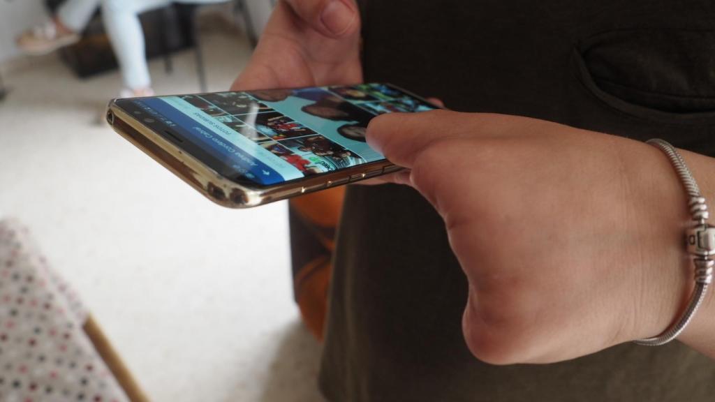 María tuvo que aprender a atarse los cordones o a asearse tras perder su mano izquierda.