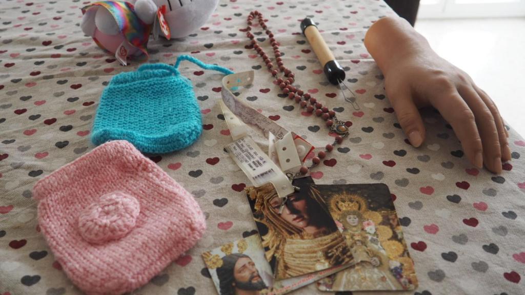Pese al dolor que le provoca recordar el accidente, María guarda algunos recuerdos en una caja que tiene en su casa. Entre ellos, una mano de plástico que sólo ha usado dos veces.