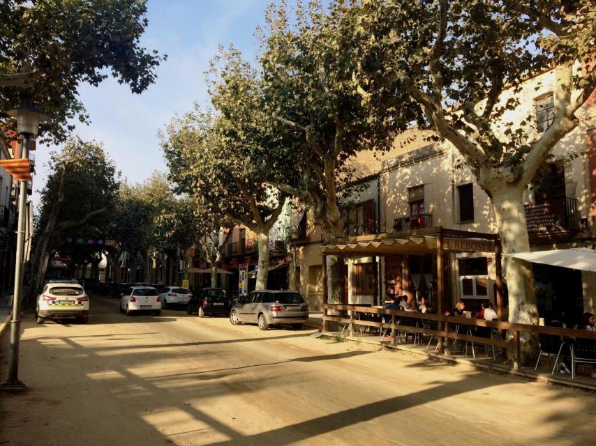 A la derecha, el bar El Rebost de l'Àvia, en Arenys de Munt, donde se reúnen los jóvenes del pueblo.