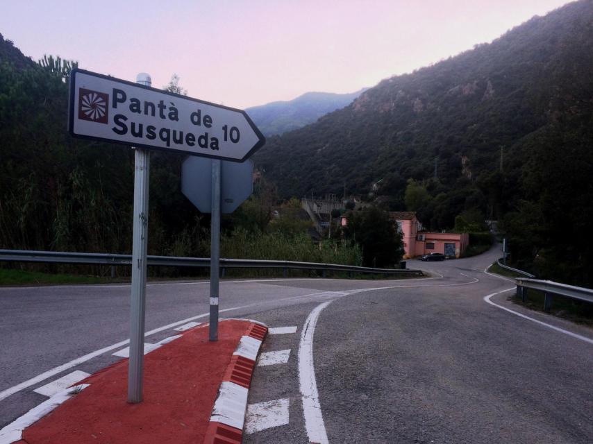 Los últimos kilómetros hasta el pantano de Susqueda circulan por una carretera mal asfaltada.