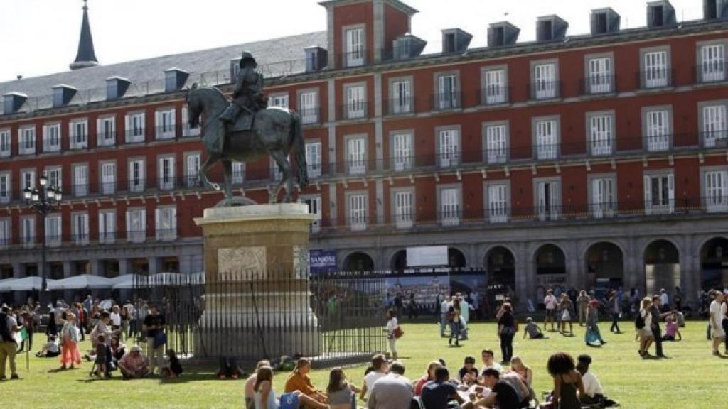 Los ciudadanos ocupando el césped de la Plaza.