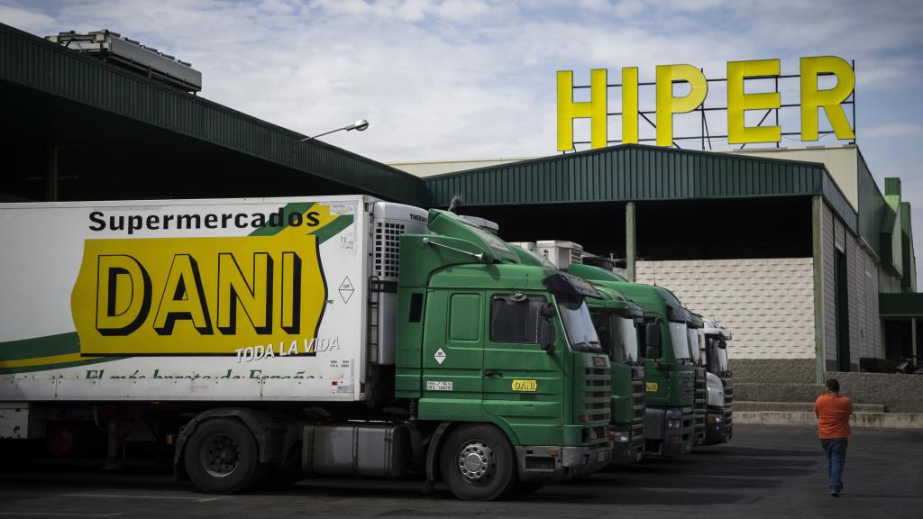 Centro logístico de Supermercados Dani, donde se guarda el secreto del éxito con la gestión de los productos perecederos.