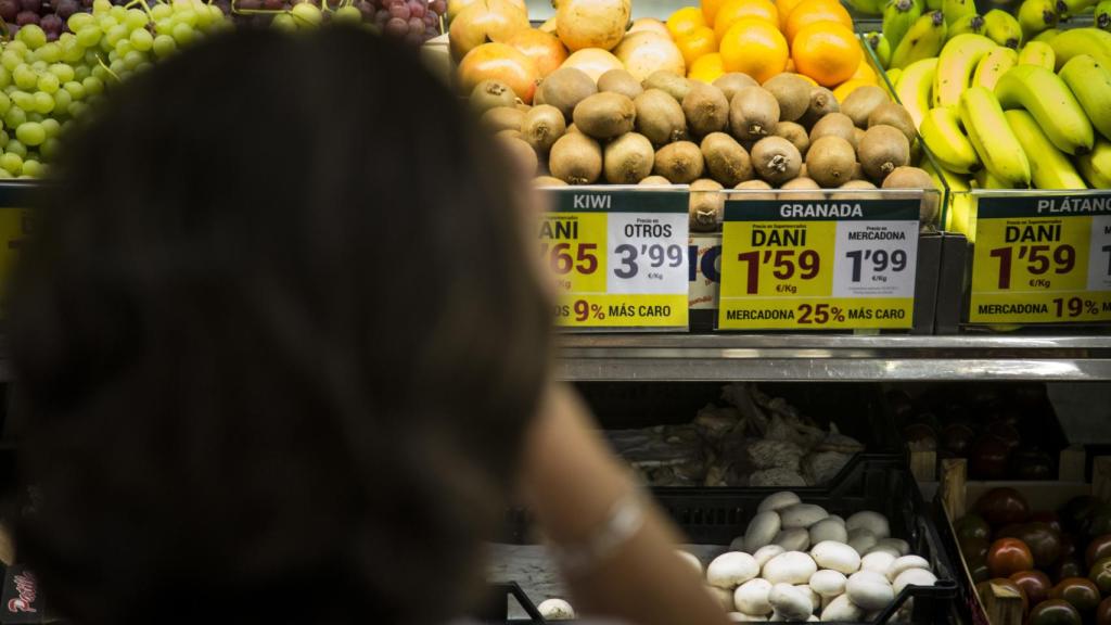 Carteles en 'Supermercados Dani' donde anuncian las diferencias en sus precios frente a Mercadona.