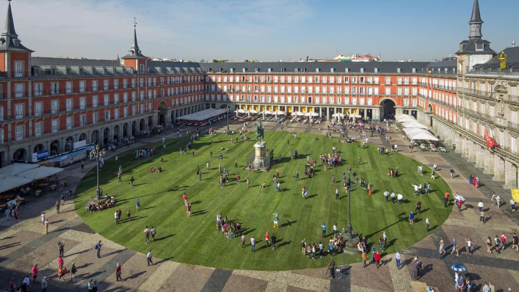 Césped en la Plaza Mayor. Hablamos con su creador, SpY.