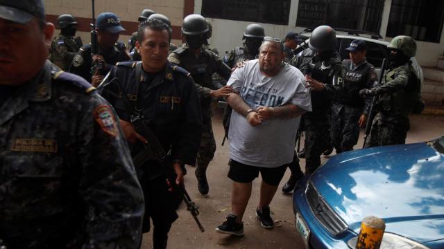 Boxer Huber, un líder de la pandilla M18 escoltado por los soldados.
