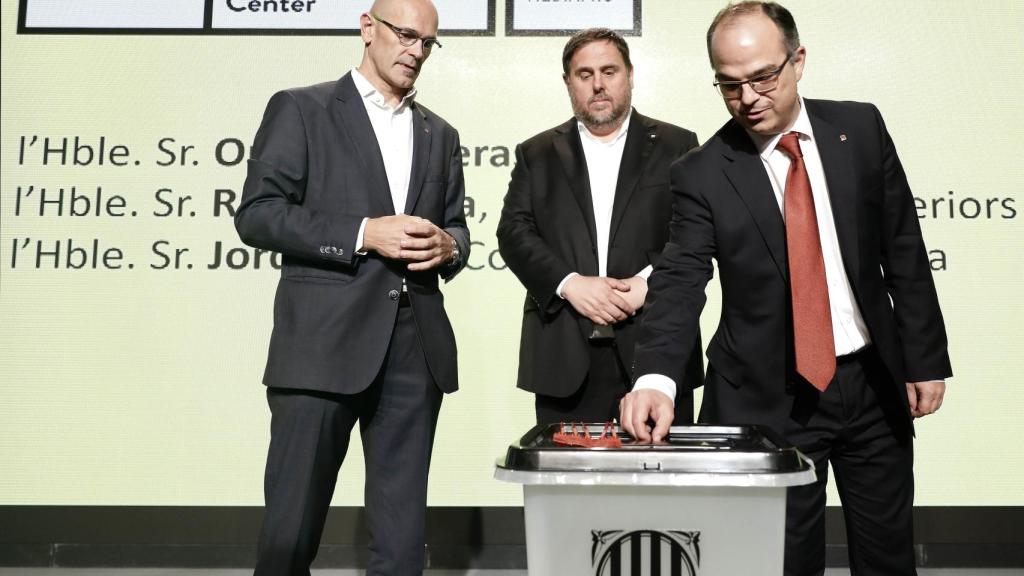 Raül Romeva, Oriol Junqueras y Jordi Turull, durante la presentación de las urnas del referéndum.