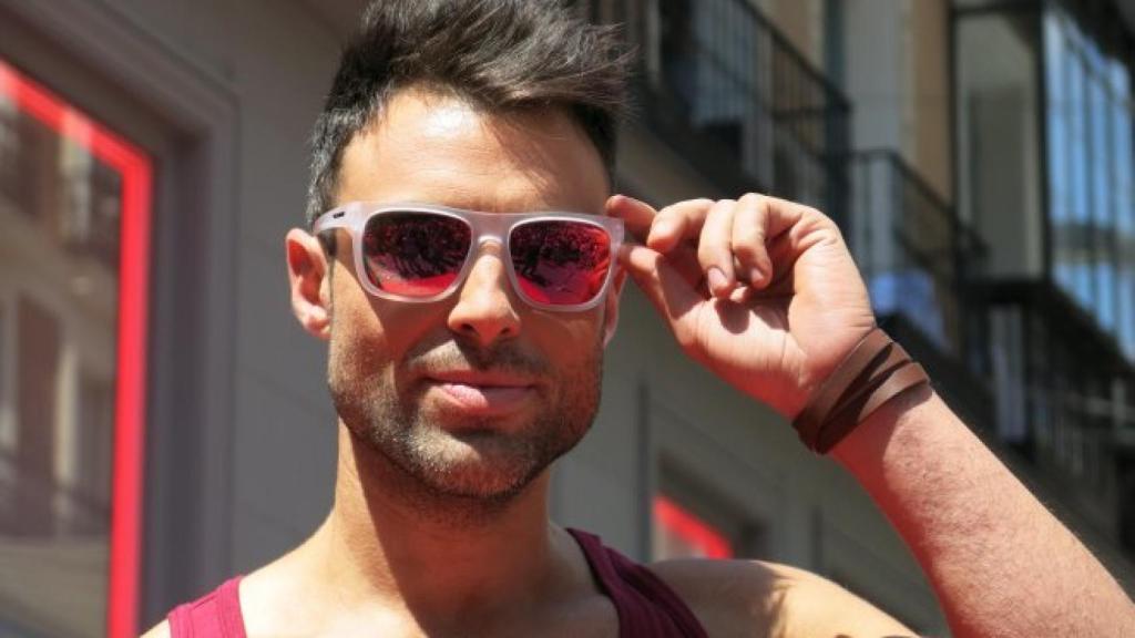 Un joven luce unas gafas de sol, en una imagen de archivo.