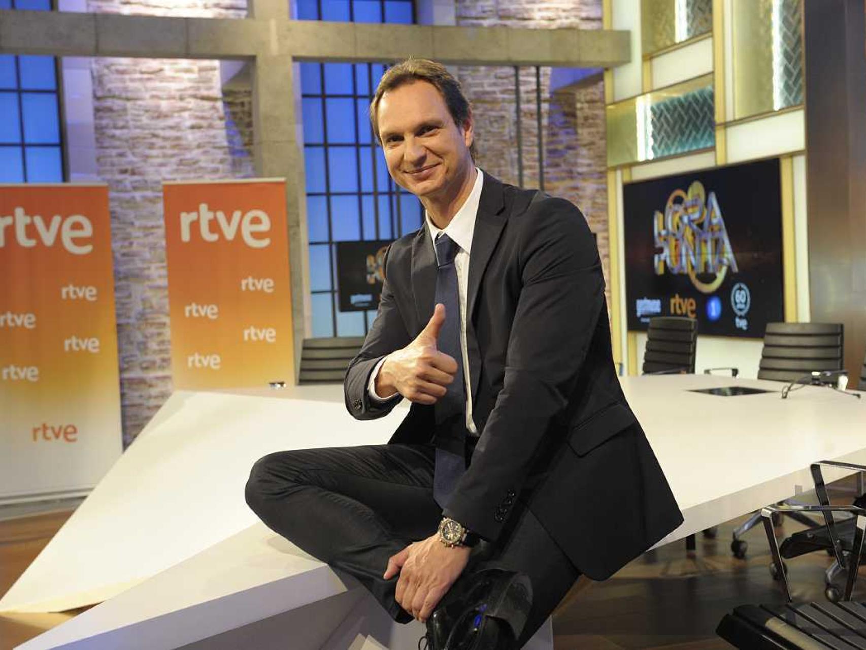 Javier Cárdenas es el presentador de Levántate y Cárdenas, en Europa FM, y Hora Punta, en TVE.