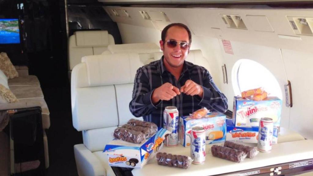 Daren comiendo Twinkies