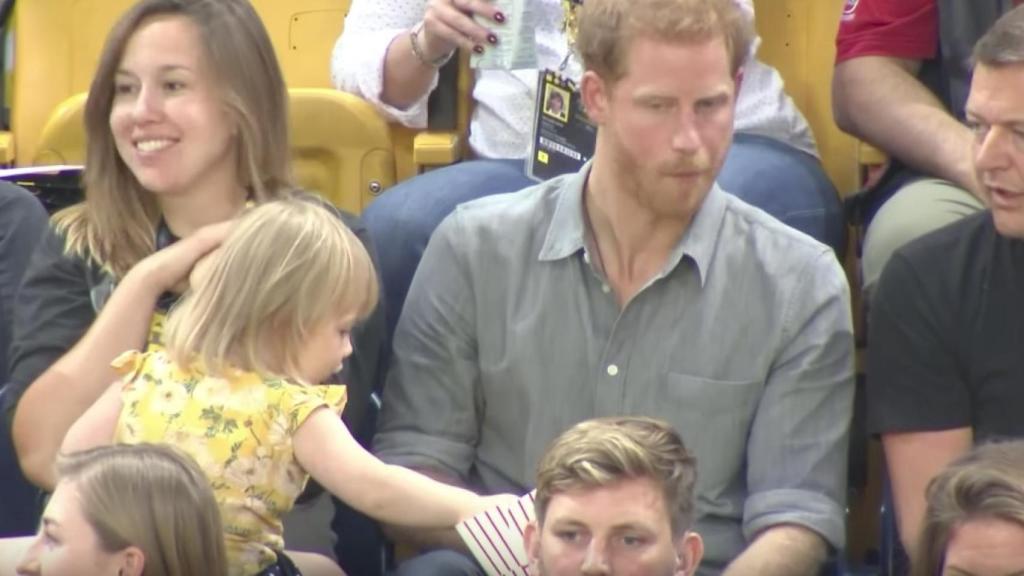 Las revoluciones empiezan con robando palomitas al Príncipe Enrique.