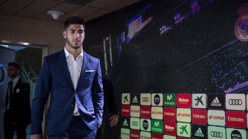 Marco Asensio llega a la rueda de prensa de su renovación.