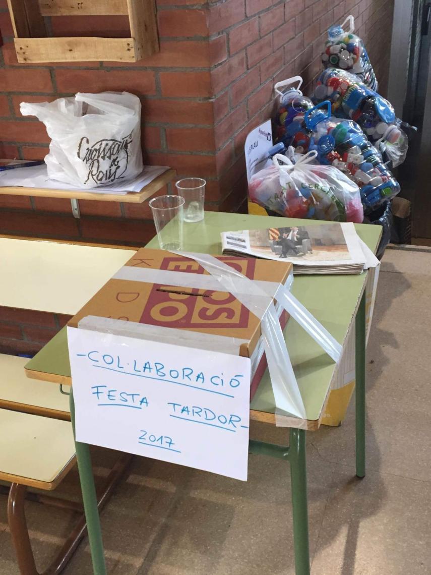 Una caja a modo de hucha para colaborar con la Festa de la tardor.