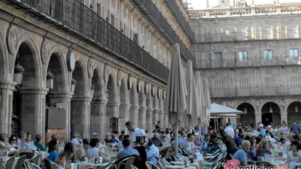 plaza-mayor-salamanca-terrazas-turistas-turismo-spain