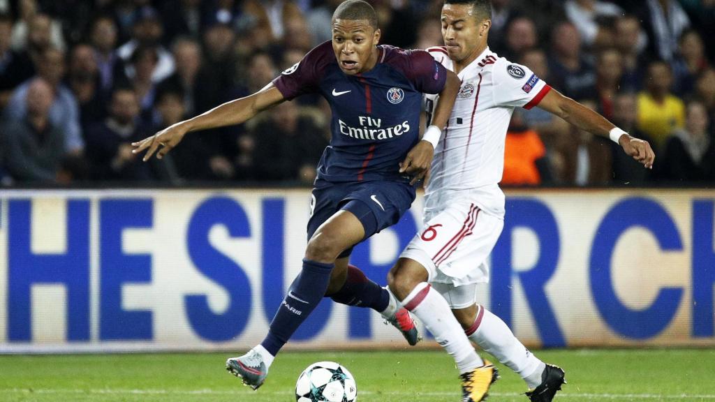 Kylian Mbappé frente a Thiago Alcántara en el PSG-Bayern.