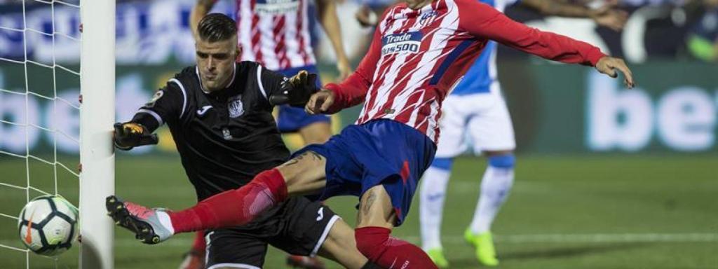 Giménez pelea una pelota en el área.