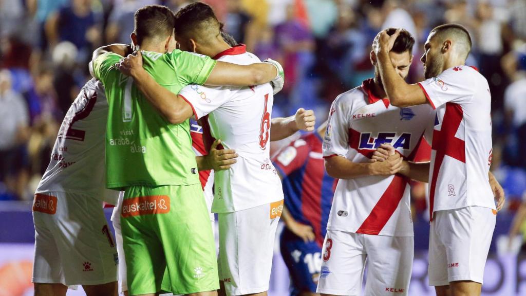 Los jugadores del Alavés festejando su victoria.