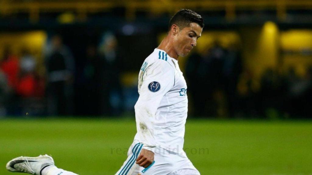 Cristiano tira el balón a porteria