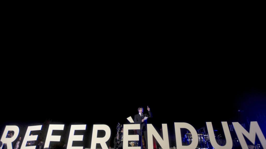 El presidente de la Generalitat, Carles Puigdemont, interviene en un acto independentista a dos días del 1-O.